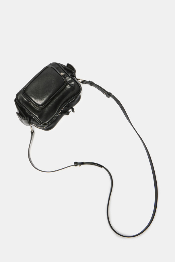 Hyper Zipper Shoulder 18 (하이퍼 지퍼 숄더 18)은 여성용 숄더/크로스/토트백으로, 캐주얼과 모던 스타일을 모두 만족시키는 가방입니다. 부드럽고 가벼운 합성가죽 소재에 무지 패턴, 사각 형태와 미디엄 사이즈로 제작되었으며, 자연스러운 주름 실루엣이 특징입니다. 지퍼 잠금 방식과 멀티 포켓 스타일, 탈부착 및 길이 조절 가능한 스트랩을 통해 실용성을 높였습니다. 넉넉한 수납공간(메인 포켓 1개, 앞면 지퍼 포켓 1개, 내부 오픈 포켓 1개, 물병 홀더 1개)으로 일상생활에서 편리하게 사용할 수 있습니다. 블랙과 실버 두 가지 색상으로 만나보세요.
