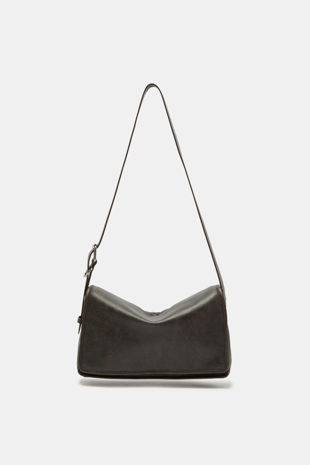 Due 숄더 33은 여성 고객을 위한 미디엄 사이즈의 사각 숄더백입니다. 부드러운 소가죽 소재에 버클 장식으로 포인트를 주어 클래식, 미니멀, 시크 스타일을 연출합니다. 내부에는 13인치 디바이스 수납이 가능하며, 오피스 포켓이 있어 실용성을 더했습니다. 2-way 착용이 가능하며, 조절 가능한 숄더 스트랩과 빈티지 텍스처, 매트 실버 하드웨어, 오버랩 프론트 플랩 디자인이 특징입니다. 오피스룩, 비즈니스 캐주얼, 모임룩에 잘 어울립니다.
