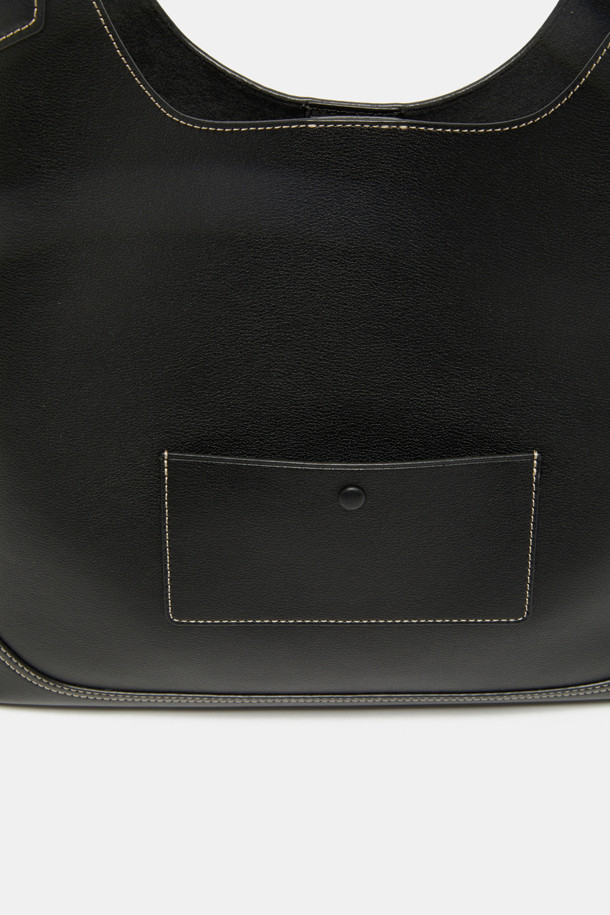 세느 이지 숄더 35는 여성용 가방으로, 미니멀한 스타일을 추구하는 분들을 위한 제품입니다. 라미네이트 가죽, 혼방 원단, 필름코팅 천연가죽 소재를 사용하여 부드러운 촉감과 스크래치 방지 기능을 갖췄습니다. 실버 하드웨어와 무지 패턴이 조화롭게 어우러져, 출근룩과 모임룩에 모두 잘 어울립니다. 15인치 노트북 수납이 가능하고, 숄더백과 크로스백으로 활용할 수 있으며, D링 디자인 장식과 형태 유지 기능이 특징입니다. 내부 포켓 1개와 외부 포켓 1개, 분리형 내부 보드가 있어 실용성을 더했습니다.
