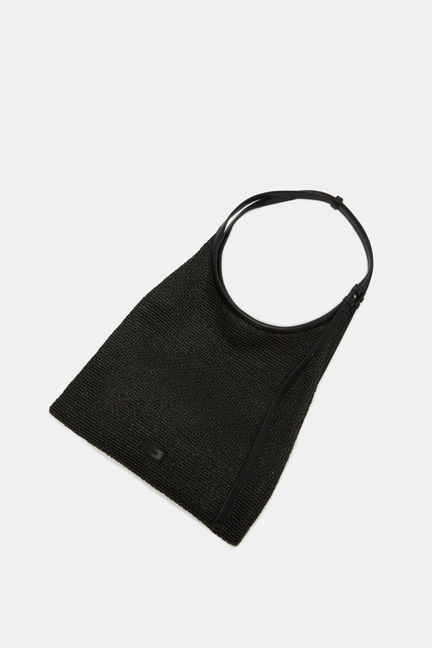 Seine Shoulder 36 Raffia는 여름 스타일을 완성하는 여성용 미디엄 사이즈 숄더백입니다. 라피아와 합성가죽 소재에 실버 하드웨어 컬러로 포인트를 주었으며, 15인치 노트북 수납이 가능하고 넉넉한 수납공간과 생활 방수 기능으로 실용성을 더했습니다. 캐주얼하고 베이직한 무드로 일상과 여행에 모두 잘 어울리며, 2-way 디자인, 조절 가능한 스트랩, 내부 포켓 1개, 부드럽고 유연한 구조, 마그네틱 잠금 방식을 갖추었습니다.
