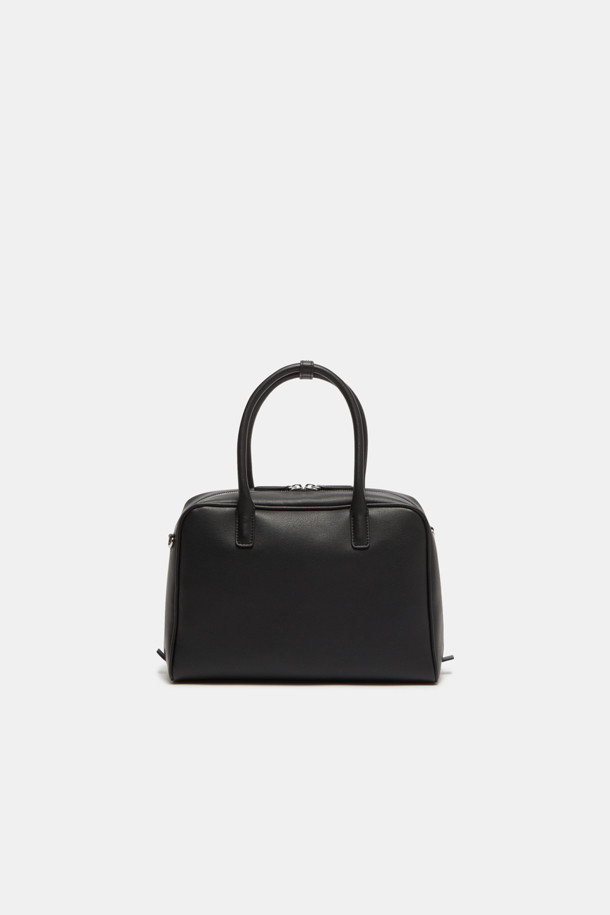 Due Tote 29 (Laminated Leather)는 부드러운 스웨이드와 라미네이티드 레더 소재에 실버 하드웨어 장식이 더해진 여성용 토트백입니다. 다크브라운, 블랙, 브라운 3가지 색상으로 출시되었으며, 29cm 미디엄 사이즈의 사각형 디자인으로 2-way 지퍼 클로저, 탈부착 가능한 스트랩, 3-way 스타일링이 가능합니다. 내부에는 2개의 오픈 포켓, 1개의 지퍼 포켓, 외부에는 1개의 백 오픈 포켓이 있으며, 11인치 디바이스 수납이 가능합니다.
