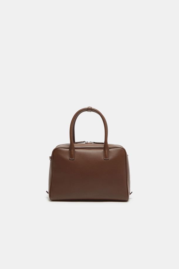 Due Tote 29 (Laminated Leather)는 여성용 미디엄 사이즈 토트백으로, 다크브라운, 블랙, 브라운 세 가지 색상으로 만나볼 수 있습니다. 스웨이드와 라미네이티드 레더 소재에 실버 하드웨어 장식이 돋보이며, 29cm 크기로 11인치 디바이스 수납이 가능합니다. 탈부착 스트랩, 지퍼형 잠금 방식, 3-way 스타일링, 내부 오픈 포켓 2개, 내부 지퍼 포켓 1개, 외부 뒷면 오픈 포켓 1개 등 실용적인 기능으로 일상에서 활용하기 좋습니다.
