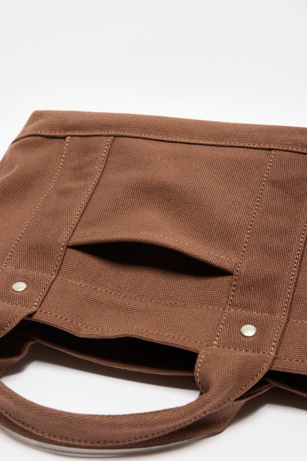 시느 이지 토트 38 캔버스 가방은 여성용 토트백입니다. 캔버스 소재에 실버 하드웨어와 로고 자수 디테일이 돋보이며, 38 사이즈로 넉넉한 수납공간을 제공합니다. 내부에는 탈부착 가능한 보드와 앞뒤 포켓, 내부 수납공간이 있어 실용성을 높였습니다. 지퍼형 잠금 방식으로 소지품을 안전하게 보호하며, 쇼핑룩, 출근룩 등 캐주얼, 미니멀, 클래식 스타일 모두에 잘 어울립니다.
