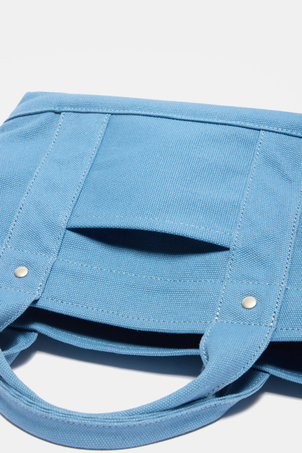 세인 이지 토트 38 캔버스 토트백은 여성용 미디엄 사이즈 가방입니다. 블루 컬러의 무지 캔버스 소재로 제작되었으며, 로고 자수 디테일이 돋보입니다. 사각형 디자인에 지퍼형 잠금 방식으로 소지품을 안전하게 보관할 수 있으며, 앞뒤 포켓과 탈부착 이너백, 실버 하드웨어가 실용성을 더합니다. 쇼핑, 카페, 출근 등 다양한 TPO에 클래식, 미니멀, 캐주얼 스타일로 연출할 수 있는 타임리스 시크 디자인의 토트백입니다.
