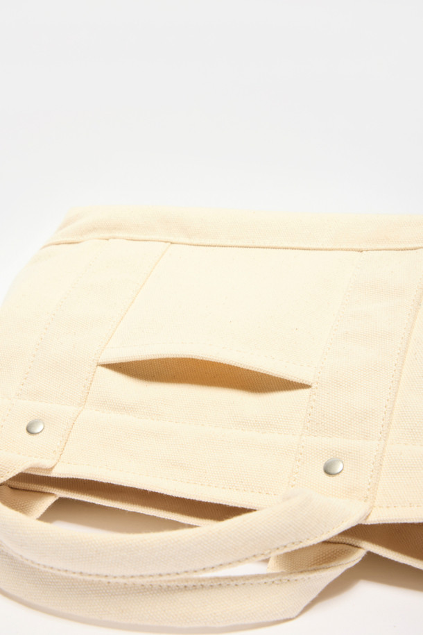 세인 이지 토트 38 캔버스 가방은 여성분들을 위한 데일리 토트백입니다. 넉넉한 수납공간과 탈부착 가능한 이너패널이 있어 실용적인 사용이 가능하며, 앞뒤 포켓으로 소지품 정리에 용이합니다. 가볍고 튼튼한 캔버스 소재에 자수 로고가 포인트로 디자인되었으며, 실버 하드웨어와 지퍼형 잠금 방식으로 세련됨을 더했습니다. 쇼핑룩이나 산책룩과 같은 캐주얼, 미니멀, 클래식 스타일의 코디에 잘 어울립니다. 26 사이즈의 사각형 토트백으로, 데일리 가방으로 활용하기 좋습니다.
