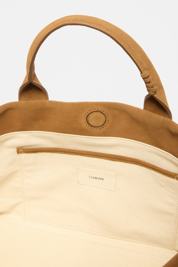 세느 이지 토트 45 스웨이드 백은 부드러운 브라운 컬러의 스웨이드 소재로 제작된 여성용 토트백입니다. 미디엄 사이즈의 사각 디자인으로, 모던하고 미니멀한 스타일을 연출하며 출근룩과 모임룩에 적합합니다. 손잡이와 넉넉한 수납 공간을 제공하며, 내부 포켓과 분리형 내부판, 그리고 13인치 아이패드 수납이 가능한 실용성을 갖췄습니다. 아이폰, 아이패드, 맥북 프로까지 수납 가능한 넉넉한 내부 공간은 일상 속에서 편리함을 더합니다. 오픈형 잠금 방식으로 간편하게 물건을 넣고 꺼낼 수 있으며, 미니멀, 클래식, 시크한 스타일에 잘 어울립니다.
