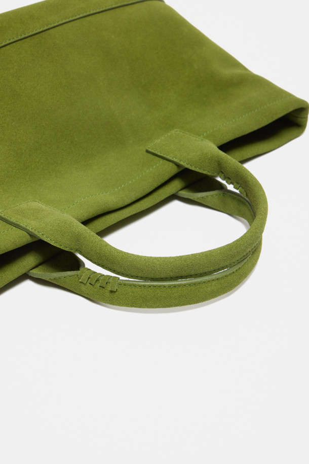 세느 이지 토트 45 스웨이드는 미니멀하고 베이직한 스타일의 여성용 토트백입니다. 부드러운 그린 컬러의 스웨이드 소재로 제작되었으며, 미디엄 사이즈의 사각 쉐입으로 넉넉한 수납 공간을 제공합니다. 13인치 아이패드 수납이 가능하며, 분리형 내부 보드와 내부 우측 포켓이 있어 소지품을 효율적으로 정리할 수 있습니다. 오픈형 디자인으로 편리하게 사용할 수 있으며, 일상에서 활용하기 좋은 실용적인 가방입니다.
