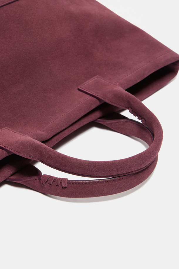 Seine Easy Tote 45 스웨이드 토트백은 부드러운 스웨이드 소재로 제작되어 고급스러운 룩을 연출합니다. 13인치 태블릿/아이패드 수납이 가능하며, 내부 분리 보드와 우측 포켓으로 실용성을 더했습니다. 미니멀하고 모던한 스타일로 출근룩, 모임룩 등 다양한 TPO에 활용할 수 있습니다. 넉넉한 수납공간과 사각 디자인은 시크하고 클래식한 스타일을 완성합니다. 일상에서 편안하게 사용할 수 있는 여성 토트백입니다.
