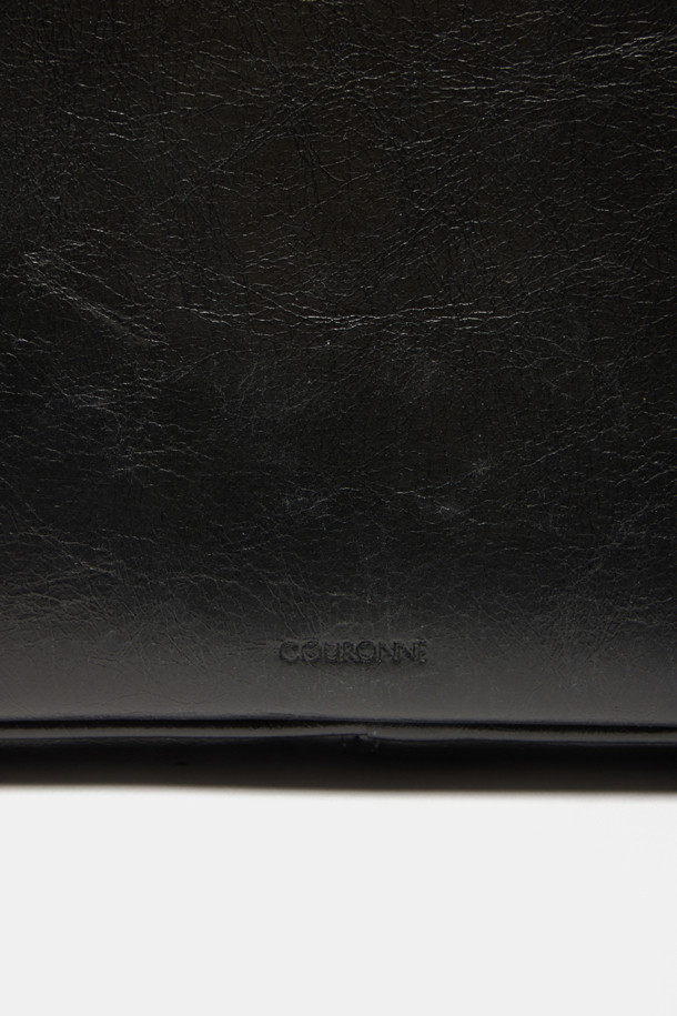 Buttony Tote 33 (버터니 토트 33)은 여성용 가방으로, 미디엄 사이즈의 블랙 컬러 가죽 토트백입니다. 클래식하고 미니멀한 스타일을 추구하며, 시크한 분위기를 연출합니다. 사각형 모양에 버클 디테일로 포인트를 주었으며, 손잡이와 숄더 스트랩이 있어 다양한 연출이 가능합니다. 오피스룩, 비즈니스 캐주얼, 모임룩 등 TPO에 맞춰 활용할 수 있는 실용적인 가방입니다. 버클형 잠금 방식으로 소지품을 안전하게 보관할 수 있습니다.
