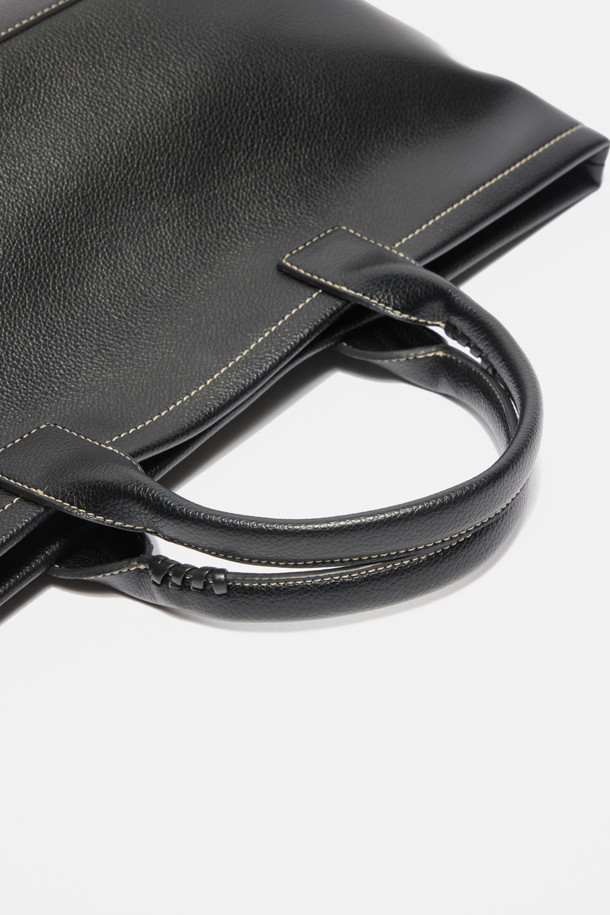 세느 이지 토트 45는 여성스러운 스타일을 강조하는 미디엄 사이즈의 블랙 토트백입니다. 방수 기능을 갖춘 가볍고 실용적인 합성가죽 소재로 제작되어 출근룩, 오피스룩, 쇼핑룩 등 다양한 TPO에 활용하기 좋습니다. 13인치 아이패드 수납이 가능하며, 내부 수납공간과 탈부착 가능한 내부 보드를 통해 수납력을 높였습니다. 미니멀, 클래식, 시크한 스타일을 즐겨 입는 분들에게 적합한 사각 디자인의 토트백입니다.
