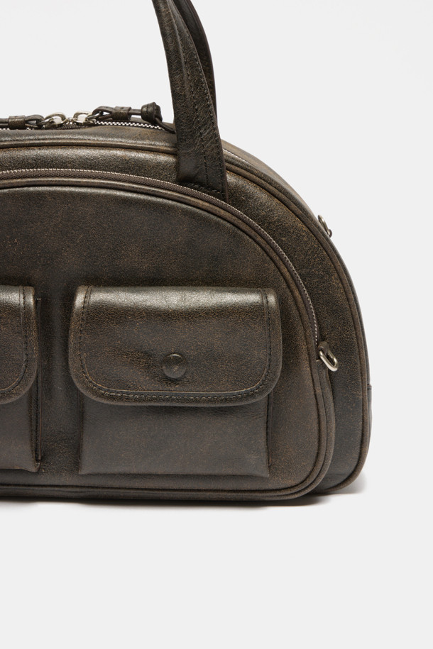 Buttony Tote 33 (버터니 토트 33)은 여성용 가방으로, 미디엄 사이즈의 블랙 가죽 토트백입니다. 심플한 무지 디자인에 버튼 장식이 포인트로 더해져 클래식, 미니멀, 시크한 스타일을 연출합니다. 숄더 스트랩과 손잡이가 있어 다양한 방식으로 활용 가능하며, 사각 형태로 제작되어 넉넉한 수납공간을 제공합니다. 오피스룩, 출근룩, 모임룩 등 다양한 TPO에 잘 어울리는 데일리 가방으로, 버튼형 잠금 방식으로 소지품을 안전하게 보관할 수 있습니다. Buttony Tote 33 시리즈는 당신의 세련된 스타일을 완성해 줄 것입니다.
