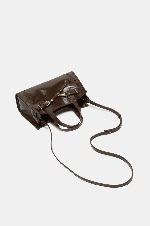 페르미에 데이 토트 27은 여성용 가방으로, 미디엄 사이즈의 합성 가죽 소재 토트백입니다. 브라운 컬러의 무지 디자인에 버클과 체인 장식이 돋보이며, 3way 스타일링이 가능하여 다양한 연출이 가능합니다. 탈부착 스트랩, 내부 포켓, 넉넉한 수납공간을 갖춰 실용성을 높였으며, 11인치 수납이 가능합니다. 사각 모양에 광택감 있는 마감과 실버 하드웨어, 버클형 잠금 방식으로 클래식하면서도 미니멀한 스타일을 완성합니다. 데일리 및 일상 용도로 활용하기 좋습니다.
