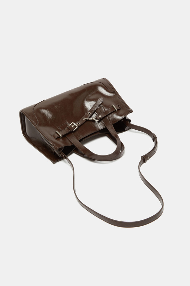 Fermier Day 토트 35는 여성용 토트백으로, 브라운 컬러의 합성가죽 소재로 제작되었습니다. 미디엄 사이즈의 무지 디자인에 버클과 스트랩으로 포인트를 주어 클래식하고 미니멀한 스타일을 연출합니다. 탈부착 가능한 스트랩과 넉넉한 수납공간, 11인치 아이패드 수납이 가능한 실용적인 내부 설계가 돋보입니다. 사각 형태에 광택 마감 처리로 세련됨을 더했으며, 3가지 방식으로 착용 가능하여 오피스룩과 데일리룩에 모두 잘 어울립니다. 버클형 잠금 방식으로 소지품을 안전하게 보관할 수 있습니다.
