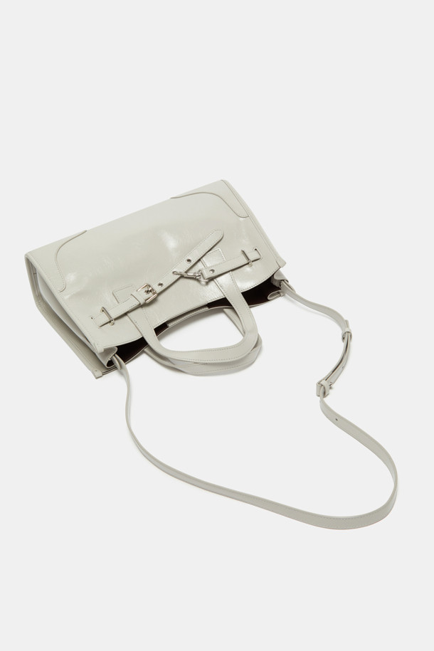 페르미에 데이 토트 35는 여성의 오피스룩, 출근룩, 모임룩에 잘 어울리는 클래식, 미니멀, 시크 스타일의 토트백입니다. 글로시 소재의 미디엄 사이즈 사각 토트백으로, 버클과 실버 하드웨어 장식이 돋보입니다. 토트, 숄더, 크로스 3-way 착용이 가능하며, 11인치 디바이스 수납과 넉넉한 내부 공간을 제공하여 실용성을 높였습니다. 내부 포켓과 탈부착 스트랩이 있어 편리하며, 포멀과 캐주얼 모두 소화 가능한 데일리 아이템입니다.
