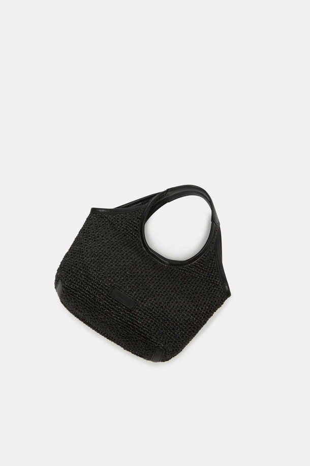Seine Easy Tote 27 Raffia는 라피아 소재와 합성가죽의 조화로 제작된 여성용 미디엄 사이즈 토트백입니다. 위빙 패턴과 내추럴 컬러가 어우러져 부드러운 텍스처와 세련된 디자인을 선사하며, 마그네틱형 잠금 방식과 내부 포켓 1개로 실용성을 더했습니다. 가볍고 방수 기능까지 갖춰 여름 시즌 데일리백으로 활용하기 좋으며, 사각 형태의 디자인은 어떤 스타일에도 잘 어울립니다.
