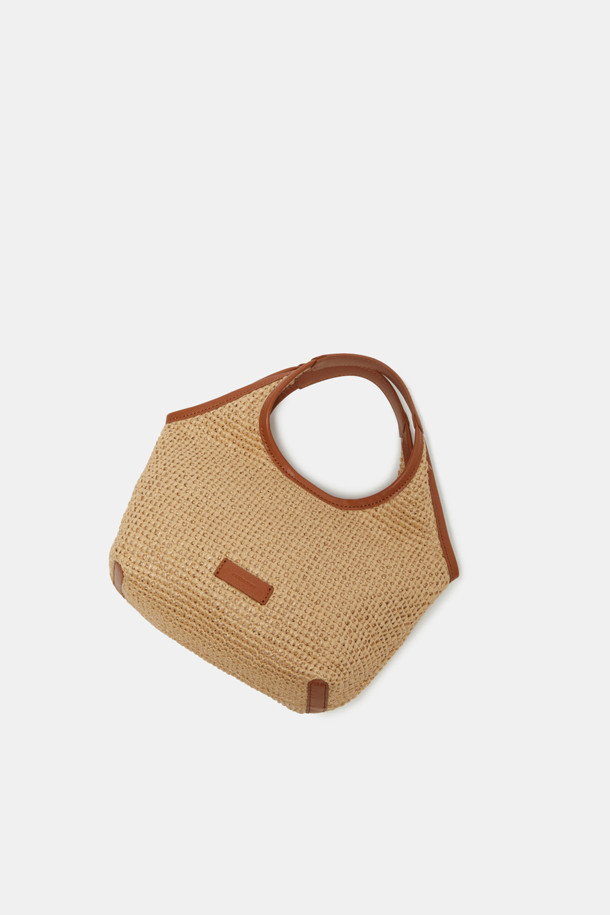 Seine Easy Tote 27 Raffia는 라피아 소재와 합성가죽의 조화로 자연스러운 무드를 연출하는 여성용 토트백입니다. 미디엄 사이즈의 사각형 디자인에 생활 방수 기능을 갖춰 실용적이며, 가볍고 부드러운 촉감으로 편안하게 사용할 수 있습니다. 내추럴 컬러와 무지 패턴으로 어떤 스타일에도 잘 어울리며, 내부 포켓 1개와 마그네틱형 잠금 방식으로 편리함을 더했습니다.
