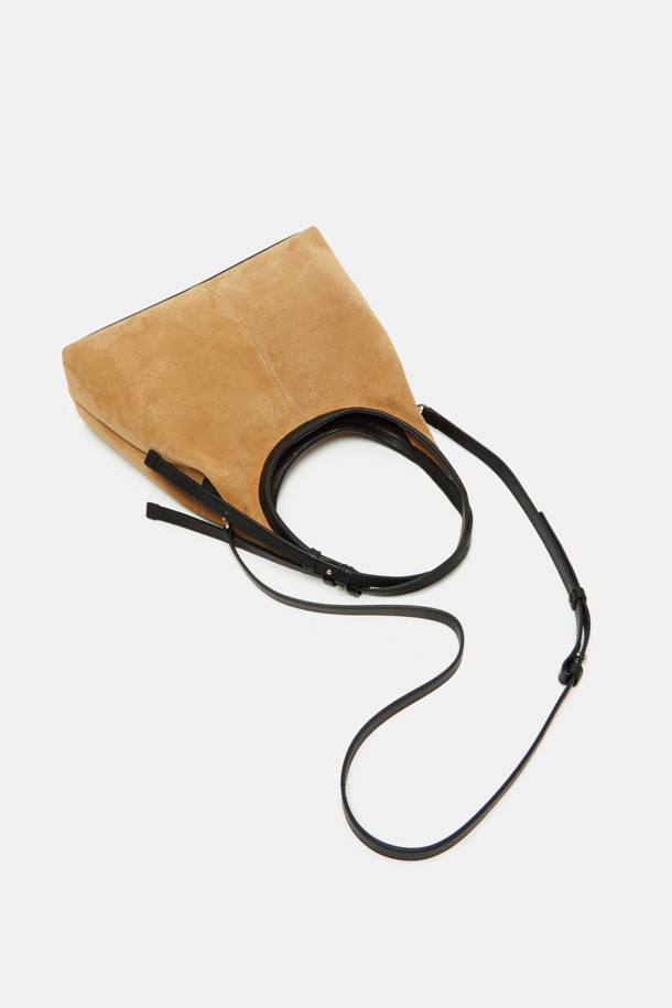 세느 토트 30 스웨이드는 미니멀하고 클래식한 스타일을 추구하는 여성들을 위한 가방입니다. 부드러운 스웨이드 소재와 반원 형태의 디자인이 특징이며, 브라운과 블랙 두 가지 색상으로 만나볼 수 있습니다. 30 사이즈의 미디엄 토트백으로, 지퍼형 잠금 방식으로 소지품을 안전하게 보관할 수 있습니다. 출근룩, 오피스룩, 모임룩 등 다양한 TPO에 활용 가능한 데일리 아이템입니다. 세련된 디자인은 시크한 무드를 연출합니다.
