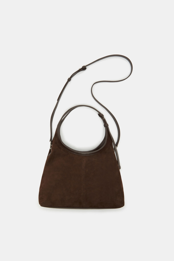 세느 토트 30 스웨이드는 여성스러운 데이트룩, 모임룩에 어울리는 가방입니다. 부드러운 스웨이드 소재와 브라운 색상이 클래식하고 미니멀하며 시크한 분위기를 연출합니다. 미디엄 사이즈에 반원 모양으로 디자인되어 있으며, 숄더 스트랩으로 편안하게 착용할 수 있습니다. 무지 디자인에 오픈형 잠금 방식으로, 소지품을 쉽게 넣고 꺼낼 수 있습니다. 일상생활에서 세련되게 스타일링하기 좋은 토트백입니다.
