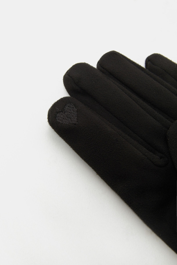 블랙과 브라운 컬러로 구성된 Fur Trim Gloves (퍼 트리밍 장갑)입니다. 스웨이드와 퍼 소재를 사용하여 부드러운 촉감과 뛰어난 보온성을 제공하며, 겨울철 일상에서 따뜻하게 착용하기 좋습니다. 미니멀하고 클래식한 디자인에 퍼 트리밍 디테일로 포인트를 더해 고급스러운 분위기를 연출합니다. 두꺼운 두께감으로 추운 날씨에도 따뜻함을 유지할 수 있습니다. 여성스러운 스타일을 완성해 줄 겨울 필수 아이템입니다.
