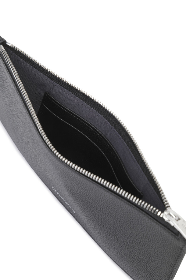 세련된 스타일을 완성하는 제나(Jenna) 플랫 장지갑입니다. 부드러운 소가죽 소재에 엠보 가공을 더해 고급스러운 터치감을 선사하며, 슬림한 디자인으로 오피스룩, 비즈니스 캐주얼, 모임룩 등 다양한 TPO에 활용하기 좋습니다. 내부에는 6개의 카드칸, 1개의 오픈칸, 1개의 지퍼 포켓이 있어 수납력을 높였으며, 로즈 골드 또는 실버 하드웨어 장식이 은은하게 포인트를 더합니다. 미니멀하고 시크한 디자인으로 클래식한 스타일을 즐기는 여성분들께 추천합니다. 지퍼형 잠금 방식으로 소지품을 안전하게 보관할 수 있습니다.
