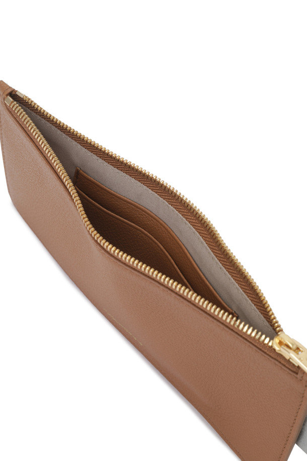 제나(Jenna) 플랫 장지갑은 부드러운 소가죽 엠보 소재로 제작되어 미니멀한 디자인과 소프트한 터치감을 선사합니다. 플랫형 디자인으로 부피감을 최소화하여 휴대성을 높였으며, 내부에는 카드칸 6개, 오픈칸 1개, 지퍼 포켓 1개가 있어 수납력을 더했습니다. 오피스룩, 비즈니스 캐주얼, 모임룩 등 다양한 TPO에 활용 가능한 클래식, 미니멀, 시크 스타일의 장지갑입니다. 로즈 골드 및 실버 하드웨어 장식이 세련된 포인트를 더하며, 슬림한 사각 디자인으로 제작되었습니다.
