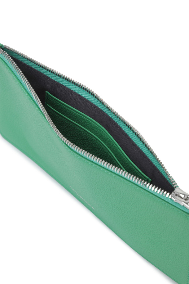 세련된 당신을 위한 제나(Jenna) 플랫 장지갑을 소개합니다. 부드러운 소가죽 소재에 엠보싱 가공을 더해 고급스러운 터치감을 선사하며, 미니멀한 디자인과 사각 쉐입이 시크한 매력을 더합니다. 로즈골드/실버 하드웨어 장식으로 포인트를 주어 세련된 스타일을 완성하며, 카드 6개, 오픈칸 1개, 지퍼 포켓 1개로 실용적인 수납력을 자랑합니다. 오피스룩, 비즈니스 캐주얼, 모임룩 등 다양한 TPO에 활용 가능하며, 미니멀, 클래식, 시크 스타일을 즐겨 입는 여성분들께 추천합니다.
