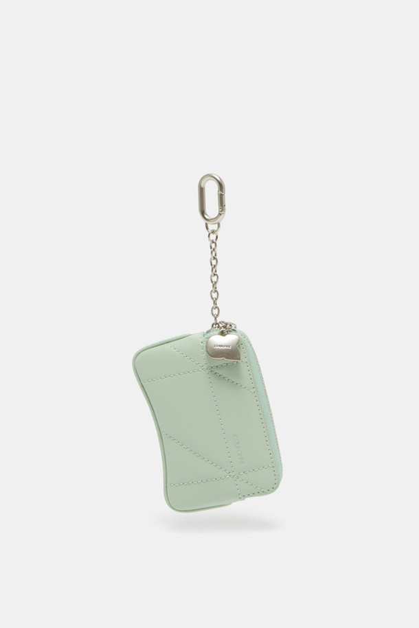 Ivresse Mini Card (이브레스 미니 카드)는 소가죽 소재의 미니 카드지갑입니다. 크림과 실버 두 가지 색상으로 출시되었으며, 곡선형 디자인에 메달과 크라운 모티프 장식이 더해져 클래식하고 시크한 무드를 연출합니다. 키, 동전, 카드 수납이 가능하며, 참(Charm)을 함께 매치하여 나만의 개성을 드러낼 수 있습니다. 내부 우측 포켓 1개와 메인 수납공간 1개로 구성되어 있으며, 데이트룩, 쇼핑룩, 카페룩 등 다양한 TPO에 활용하기 좋습니다.
