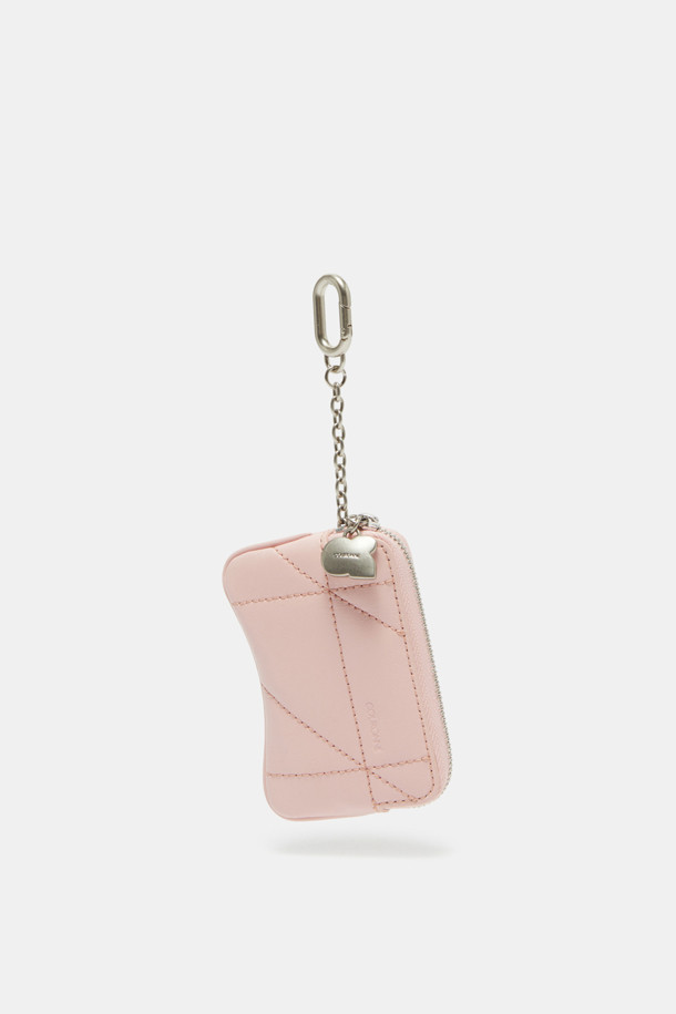 세련된 곡선형 디자인이 돋보이는 아이브레스 미니 카드 지갑입니다. 부드러운 소가죽과 면 소재로 제작되어 고급스러운 질감을 자랑하며, 크림 컬러가 어떤 스타일에도 은은하게 어울립니다. 열쇠, 동전, 카드 등 꼭 필요한 소지품을 실용적으로 수납할 수 있으며, 메달 디자인으로 포인트를 더했습니다. 데이트룩, 카페룩, 쇼핑룩 등 다양한 TPO에 클래식, 미니멀, 시크한 스타일을 더하여 지갑 또는 백참으로 활용해보세요. 타임리스 시크 디자인으로 오랫동안 소장할 수 있는 아이템입니다.
