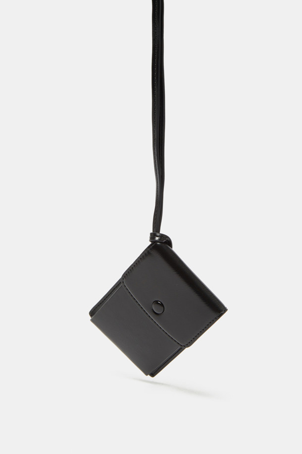 **Buttony 카드지갑**

미니멀하고 모던한 감각을 더한 Buttony 카드지갑입니다. 블랙 색상의 합성가죽 소재로 제작되어 여름철 가볍게 사용하기 좋습니다. 방수 기능을 갖춰 물과 얼룩에 강하며, 관리가 용이합니다. 탈부착 스트랩과 목걸이형 디자인으로, 동네 마실룩이나 쇼핑룩에 캐주얼하게 매치하기 좋습니다. 심플한 사각 디자인에 실버 하드웨어로 포인트를 주어 미니멀, 클래식, 캐주얼 스타일을 모두 소화합니다.
