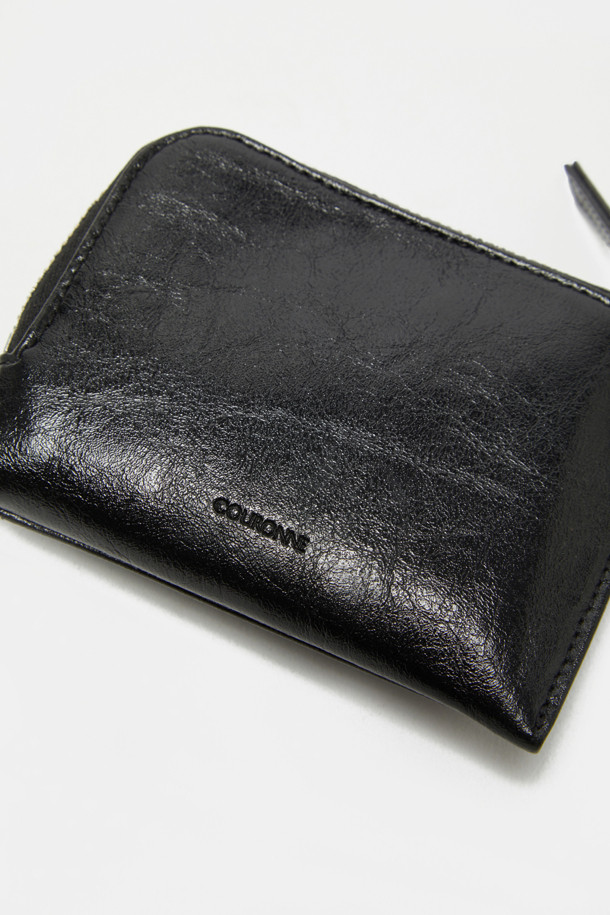 Buttony(버터니) 포켓 지갑은 빈티지 크랙 무늬의 합성가죽 소재로 제작되어 클래식하고 미니멀한 스타일을 연출합니다. 블랙과 브라운 두 가지 색상으로 출시되었으며, 생활 방수 기능으로 실용성을 높였습니다. 지퍼형 메인 수납공간과 탈부착 가능한 앞면 포켓, 타원형 키링, 앞면 메인 포켓 1개, 내부 우측 포켓 1개로 넉넉한 수납력을 자랑합니다. 가볍고 광택 마감 처리가 되어 있어 데이트룩, 쇼핑룩, 카페룩 등 다양한 TPO에 활용하기 좋습니다.
