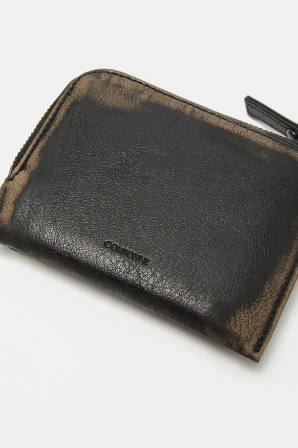 Buttony 포켓 월렛은 블랙과 브라운 두 가지 색상으로 제공되는 공용 반지갑입니다. 부드러운 질감의 합성가죽 소재에 빈티지 텍스처와 광택 마감으로 고급스러움을 더했습니다. 사각 디자인에 버클 장식이 포인트이며, 탈부착 가능한 앞면 포켓과 키링을 포함하여 실용성을 높였습니다. 지퍼형 잠금 방식으로 소지품을 안전하게 보관할 수 있으며, 다양한 수납공간을 갖춰 데이트룩, 쇼핑룩, 모임룩 등 어떤 스타일에도 잘 어울립니다. 심플하면서도 세련된 클래식, 미니멀, 캐주얼 스타일을 연출해보세요.
