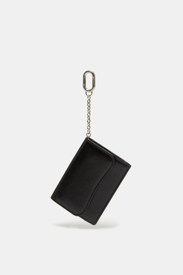 Billo 플랫 카드 지갑은 천연 가죽 소재의 미니멀하고 시크한 카드 지갑입니다. 블랙 컬러의 무지 디자인에 광택 있는 표면이 돋보이며, 4개의 카드 슬롯과 1개의 메인 수납공간으로 컴팩트한 수납력을 제공합니다. 체인 및 실버 하드웨어 디자인 장식으로 세련된 포인트를 더했으며, 키링 기능으로 실용성을 높였습니다. 데이트룩, 쇼핑룩, 모임룩 등 다양한 TPO에 활용 가능하며, 체인 부착이 가능하여 스타일 연출의 폭을 넓힐 수 있습니다. 사각 형태의 디자인은 클래식한 매력을 더합니다.
