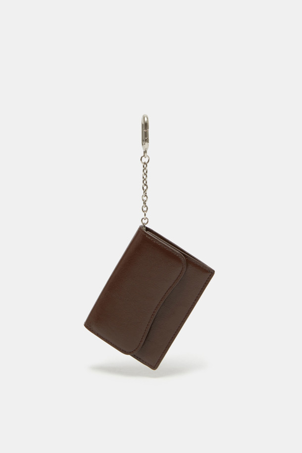 "Billo 플랫 카드 지갑"은 미니멀하고 시크한 스타일을 연출하기에 완벽한 카드지갑입니다. 부드러운 가죽 소재와 광택감 있는 텍스처가 고급스러운 느낌을 선사하며, 데이트룩, 쇼핑룩, 카페룩 등 다양한 TPO에 잘 어울립니다. 컴팩트한 사이즈에 카드 4개, 메인 수납공간 1개를 갖춰 수납력을 높였으며, 키링 부착이 가능하여 실용성을 더했습니다. 사각형 디자인에 얇은 두께로 제작되어 휴대하기 편리하며, 실버 하드웨어와 체인 장식으로 포인트를 더했습니다.
