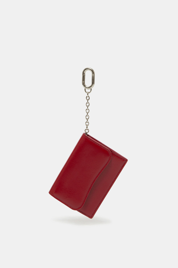 Billo 플랫 카드 지갑은 천연 가죽 소재의 컴팩트한 사이즈로, 광택과 미세한 그레인 텍스처가 돋보입니다. 곡선 패턴에 실버 하드웨어와 체인 장식이 더해져 클래식, 미니멀, 시크한 스타일을 연출합니다. 내부 키링과 4개의 카드 슬롯, 1개의 메인 수납공간으로 실용성을 높였으며, 얇은 두께와 광택 촉감으로 세련된 느낌을 줍니다. 데이트룩, 쇼핑룩, 카페룩 등 다양한 TPO에 잘 어울립니다.
