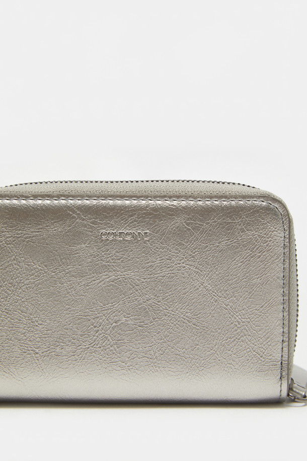 모던하고 실용적인 디자인의 하이퍼 카드 월렛입니다. 블랙과 실버 두 가지 색상으로 출시되었으며, 콤팩트한 스몰 사이즈로 휴대성이 뛰어납니다. 합성 가죽 소재에 무지 패턴으로 제작되어 미니멀하고 베이직한 스타일을 연출합니다. 내부에는 카드 슬롯 5개, 필름 슬롯 1개, 메인 수납공간 2개, 앞면 지퍼 포켓 1개가 있으며, 지퍼형 잠금 방식으로 안전하게 소지품을 보관할 수 있습니다. 카드, 동전, 영수증 등 일상생활에 필요한 물품들을 효율적으로 수납할 수 있는 카드 지갑입니다.
