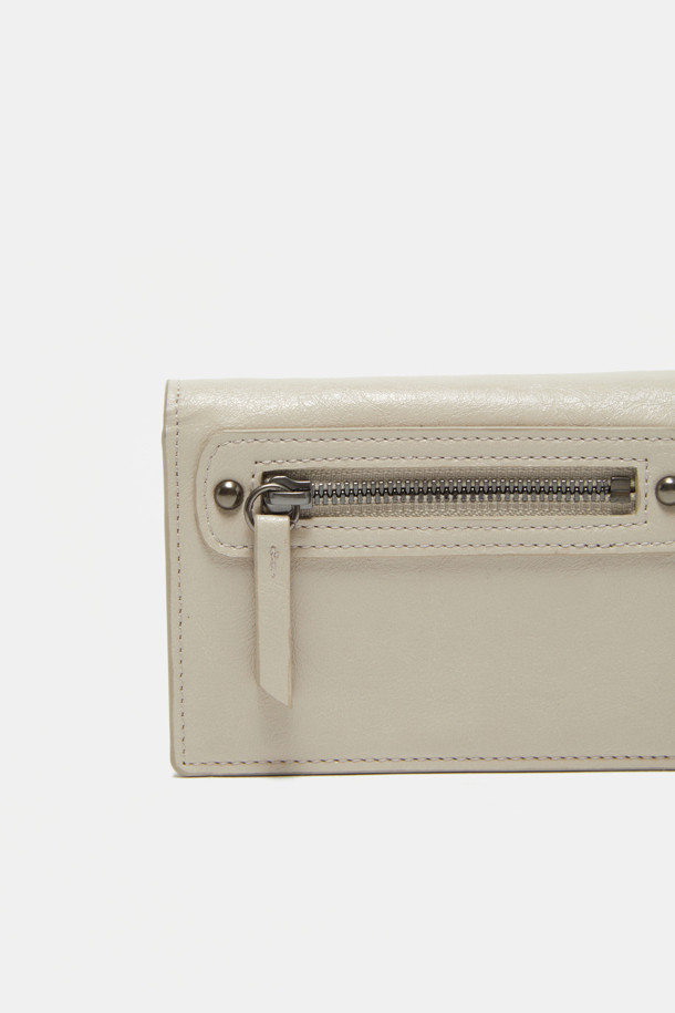 세련된 도시 감성을 담은 하이퍼 하프 월렛입니다. 시크하고 미니멀한 블랙 컬러의 합성가죽 소재로 제작되어, 데이트룩, 쇼핑룩, 모임룩 등 다양한 TPO에 활용하기 좋습니다. 내부에는 지폐 수납공간 1개, 카드 수납공간 4개, 지퍼 포켓 1개가 있어 수납력을 높였으며, 키링 고리가 있어 실용성을 더했습니다. 경량의 사각 디자인으로, 간편하게 휴대하며 스타일리시함을 연출해보세요. 생활 방수 기능으로, 갑작스러운 비에도 안심하고 사용할 수 있습니다.
