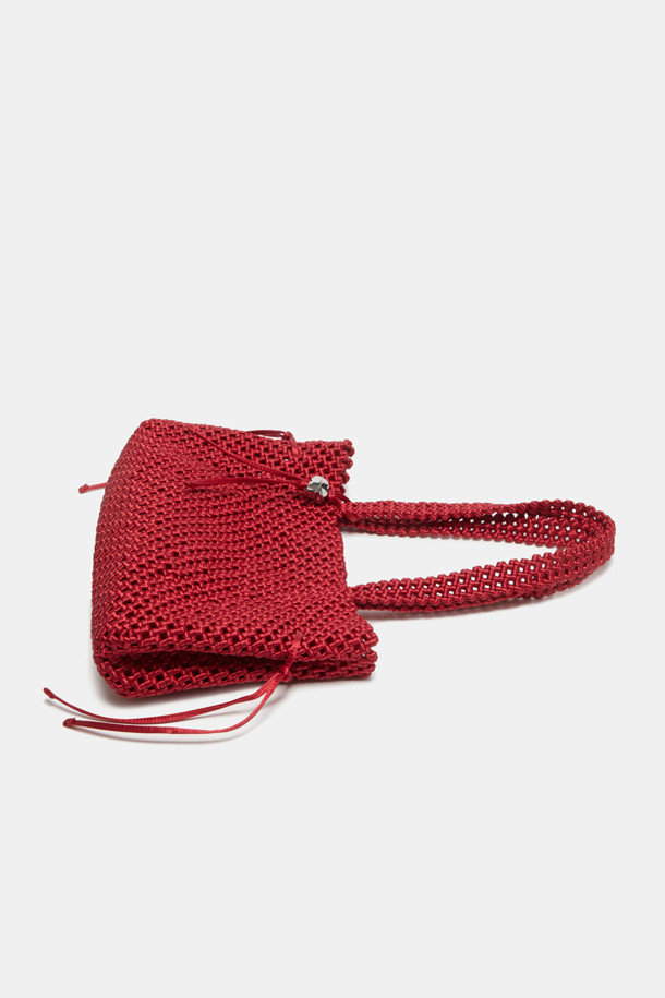 COURONNE Horlo Shoulder 41 숄더백은 매듭과 위빙 디테일이 돋보이는 여성용 가방입니다. 깔끔한 사각 쉐입에 시크하고 심플한 디자인으로, 일상에서 세련된 스타일을 연출할 수 있습니다. 레드 컬러로 포인트를 더하여 타임리스한 매력을 선사합니다.
