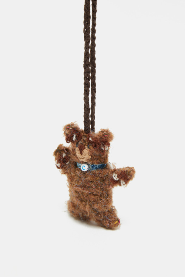 Nounou Charm(누누 참)은 여성용 미니 크로스백으로, 데이트룩, 모임룩 등 TPO에 적합하며 미니멀, 클래식, 캐주얼 스타일을 연출하기 좋습니다. 브라운 색상으로 어떤 옷차림에도 자연스럽게 어울립니다. 가방의 크기는 미니멀하며 일상생활에서 가볍게 들고 다니기 좋습니다. 심플한 디자인으로 다양한 스타일에 매치하기 용이하여 활용도가 높은 아이템입니다.
