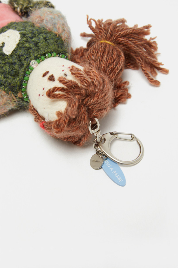 사랑스러운 천사 인형 디자인이 돋보이는 "쿠론 참"입니다. 브라운, 그린, 핑크 세 가지 다채로운 컬러로 만나볼 수 있으며, 부드러운 패브릭 소재로 제작되어 편안한 사용감을 선사합니다. 캐주얼 스타일의 이 키링은 일상에서 포인트 액세서리로 활용하기 좋으며, 특히 크리스마스 룩에 매치하여 특별한 분위기를 연출할 수 있습니다. 소중한 사람에게 선물하기에도 좋은 아이템입니다.
