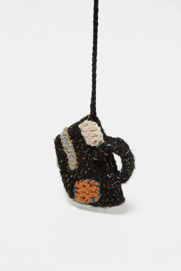 "코코 니트 참"은 부드러운 니트 소재로 제작된 매력적인 참 장식입니다. 가을, 겨울 시즌에 어울리는 무지 디자인으로, 블랙, 베이지, 브라운 3가지 컬러로 제공됩니다. 캐주얼, 미니멀, 클래식 스타일을 즐겨 입는 분들께 추천하며, 여행룩이나 산책룩에 포인트를 더할 수 있습니다. 키링이나 가방에 달아 당신만의 개성을 표현해보세요.
