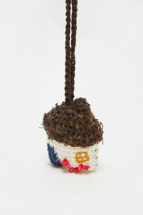 포근한 분위기를 더해줄 홈 니트 참입니다. 부드러운 울과 니트 소재로 제작되어 따뜻하고 포근한 촉감을 선사하며, 겨울철 인테리어 장식으로 활용하기 좋습니다. 화이트와 브라운 컬러, 자수 또는 프린트 무늬, 태슬 디테일로 캐주얼하고 아늑한 스타일을 연출합니다. 톡톡한 두께감과 수제작 특유의 따스함이 돋보이며, 집콕룩에 포인트를 더해줄 사랑스러운 인형입니다.
