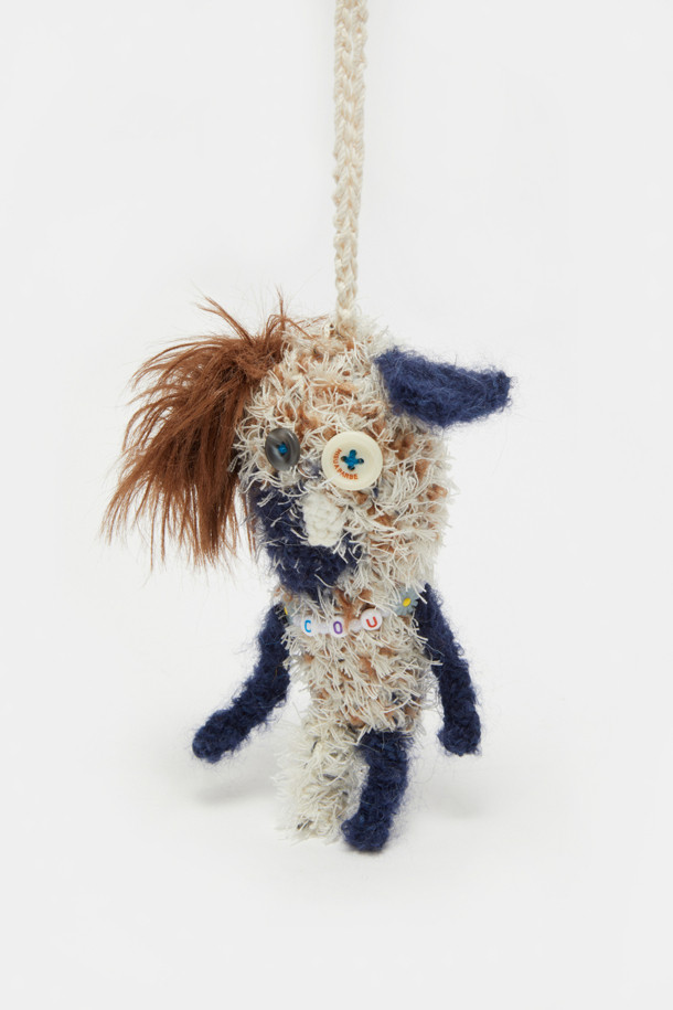 사랑스러운 디자인의 쿠쿠 참 (Coucou Charm)입니다. 니트 소재로 제작되어 부드러운 촉감을 선사하며, 블루와 베이지 두 가지 색상으로 만나볼 수 있습니다. 미니 사이즈로 제작되어 일상 속에서 간편하게 사용할 수 있으며, 귀여운 동물 모티브에 퍼 장식이 더해져 걸리시, 미니멀, 캐주얼 스타일을 완성합니다. 데이트룩, 모임룩에 포인트를 더해줄 장식용 키링/참으로 활용해보세요.
