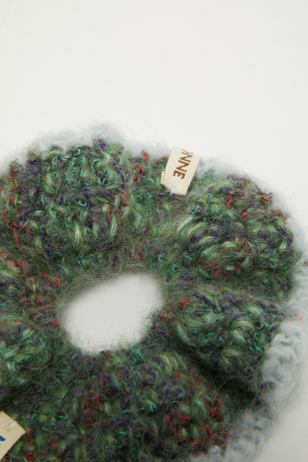 **Yard Scrunch (야드 스크런치)**는 여성스러운 매력을 더해줄 헤어 액세서리입니다. 부드러운 니트와 실 소재로 제작되어 봄, 여름, 가을 계절에 데일리하게 착용하기 좋습니다. 그린, 화이트, 그레이 세 가지 색상으로 출시되어 다양한 스타일에 매치하기 용이합니다. 리본과 태슬 장식이 더해져 걸리시, 캐주얼, 미니멀 스타일을 모두 소화할 수 있으며, 산책룩이나 봄 소풍룩에 포인트를 더해줍니다.
