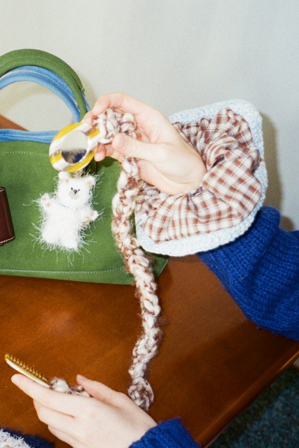 루나 스크런치'는 빈티지하고 캐주얼한 스타일을 연출하는 여성 헤어 액세서리입니다. 브라운과 스카이블루 색상의 체크 패턴 패브릭과 니트 소재로 제작되었으며, 수제작 자수 디테일과 니트 보더로 자연스러운 볼륨감을 더했습니다. 동네 마실룩, 카페룩에 잘 어울리며, 캐주얼 및 미니멀 스타일을 즐겨 입는 분들께 추천합니다. 일상생활에서 간편하게 포인트를 줄 수 있는 아이템입니다.
