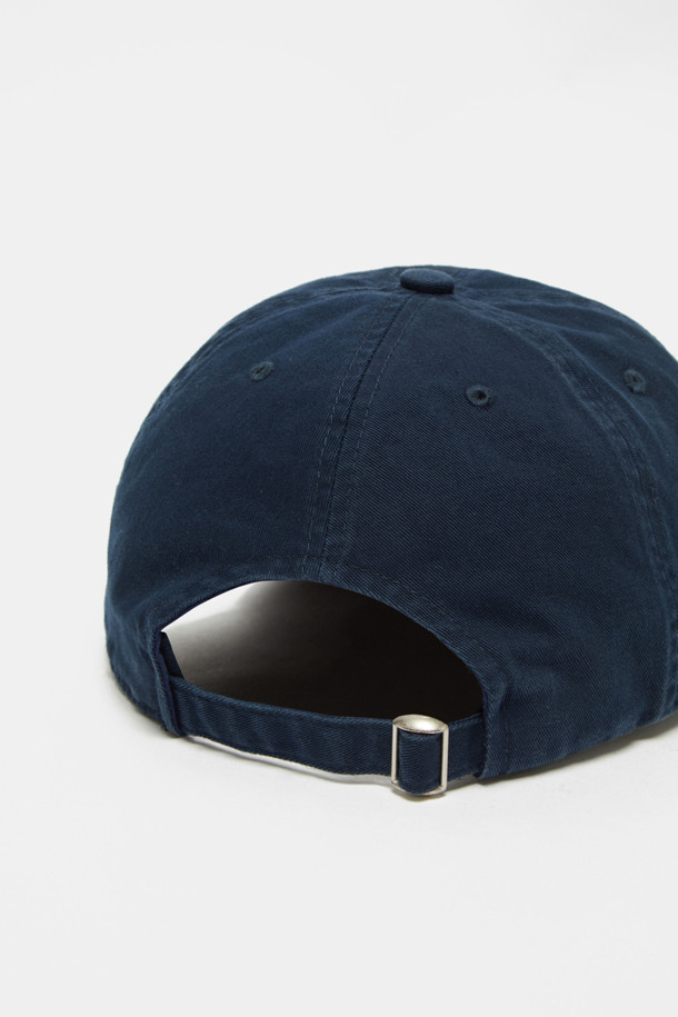 레터링 볼 캡은 캐주얼, 미니멀, 시티보이 스타일을 즐기는 분들을 위한 아이템입니다. 부드러운 면 소재로 제작되어 편안한 착용감을 선사하며, 봄, 여름, 가을 계절에 활용하기 좋습니다. 화이트와 네이비 두 가지 색상으로 출시되어 다양한 룩에 매치하기 용이합니다. 레터링과 배색 디테일이 돋보이며, 모자 깊이는 일반, 챙 넓이도 일반적인 스타일입니다. 산책룩, 여행룩 등 일상에서 폭넓게 활용할 수 있으며, 뒷부분은 조절 가능하여 편리하게 착용할 수 있습니다.
