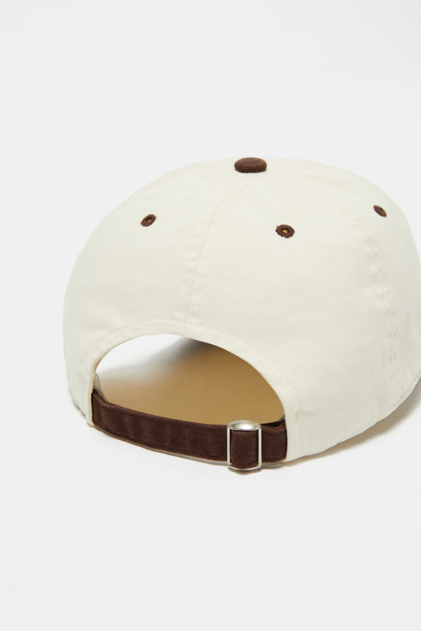 레터링 볼 캡은 캐주얼, 미니멀, 시티보이 스타일을 즐기는 분들을 위한 아이템입니다. 부드러운 면 소재로 제작되어 봄, 여름, 가을에 편안하게 착용할 수 있으며, 일상복에 잘 어울립니다. 화이트와 네이비 두 가지 색상으로 제공되며, 레터링 디자인이 돋보입니다. 일반 깊이와 챙 넓이로 누구나 부담 없이 착용 가능하며, 뒤쪽 스트랩으로 사이즈 조절이 용이합니다. 산책룩, 여행룩 등 다양한 TPO에 활용하여 스타일리시함을 더해보세요.
