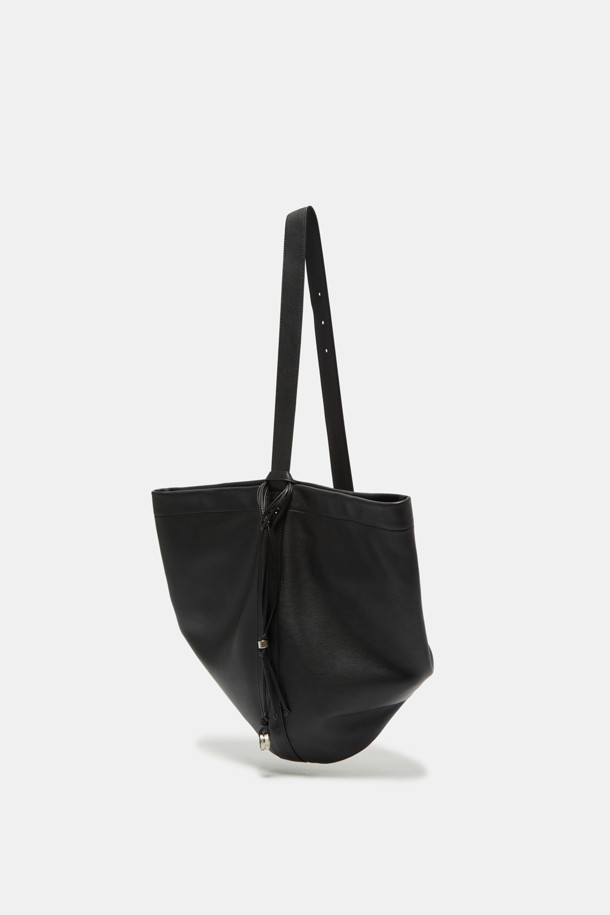 **하루 숄더 24**는 여성스러운 스타일을 완성하는 숄더백입니다. 라미네이트 레더와 천연가죽 소재에 엠보싱 패턴으로 고급스러움을 더했으며, 13인치 아이패드 수납이 가능한 미디엄 사이즈입니다. 실버 하드웨어와 분리형 참 장식이 특징이며, 2-way 디자인으로 다양한 스타일링이 가능합니다. 내부 포켓과 생활 방수 기능을 갖춰 실용성을 높였으며, 오피스룩, 출근룩, 모임룩 등 다양한 TPO에 클래식, 미니멀, 시크한 무드를 연출합니다. 스크래치 방지 기능과 조절 가능한 숄더 스트랩으로 편안하게 사용하세요.
