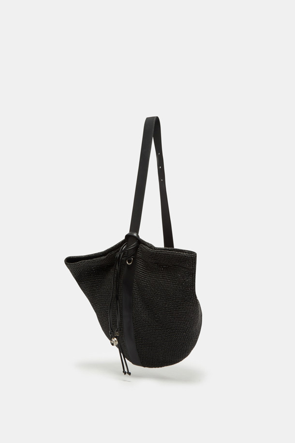 Haru Shoulder 24 Raffia (하루 숄더 24 라피아)는 여성 고객을 위한 미디엄 사이즈 숄더백입니다. 라피아와 합성가죽 소재로 제작되었으며, 실버 하드웨어 디테일이 돋보입니다. 무지 패턴에 사각 모양으로, 자연스러운 실루엣과 부드러운 촉감을 선사합니다. 아이패드 13인치 수납이 가능하며, 내부 포켓 1개, 분리형 참 장식, 슬림 스트랩, 2way 착용이 가능한 실용적인 디자인입니다. 여행, 휴가, 리조트룩에 어울리는 미니멀, 리조트, 클래식 스타일의 가방으로, 오염 방지 기능과 깔끔한 외관을 자랑합니다.
