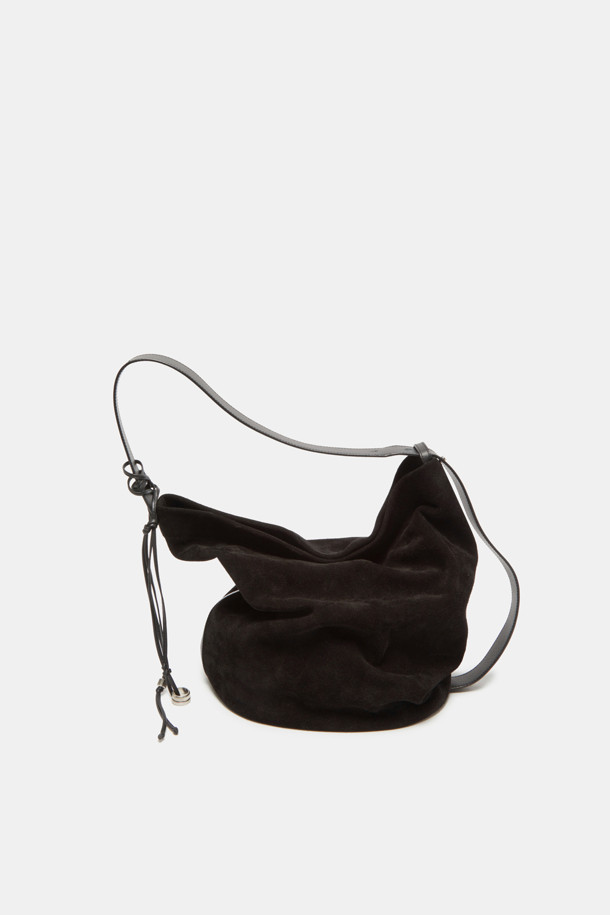 Haru Shoulder 24 Suede (하루 숄더 24 스웨이드)는 여성 및 남성 모두 착용 가능한 미디엄 사이즈의 숄더백입니다. 블랙과 브라운 두 가지 색상으로 출시되었으며, 스웨이드와 가죽 소재를 사용하여 고급스러운 느낌을 줍니다. 사각 쉐입에 마그네틱형 잠금 방식으로 편리하며, 13인치 아이패드 수납이 가능합니다. 숄더 및 슬림 스타일 2way로 연출할 수 있으며, 데일리 쇼핑룩에 어울리는 클래식, 미니멀, 시크 스타일의 가방입니다. 자연스러운 실루엣과 착용감으로 편안하게 사용할 수 있으며, 내부 포켓 1개와 디자인 참 장식이 포인트입니다.
