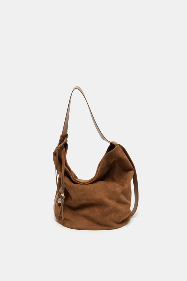 "Haru Shoulder 24 Suede(하루 숄더 24 스웨이드)"는 스웨이드와 가죽 소재의 조화가 돋보이는 미디엄 사이즈 숄더백입니다. 블랙과 브라운 두 가지 색상으로 출시되었으며, 은색 하드웨어 참 장식이 시크함을 더합니다. 탈부착 및 길이 조절 가능한 스트랩으로 2way 착용이 가능하며, 반원 형태의 디자인과 자연스러운 드레이핑 실루엣이 특징입니다. 

13인치 아이패드 수납이 가능하며, 내부에 포켓이 있어 실용성을 높였습니다. 깔끔한 외관과 마그네틱형 잠금 방식으로 데이트룩, 쇼핑룩 등 일상 용도로 폭넓게 활용할 수 있으며, 클래식, 미니멀, 시크 스타일을 연출하기에 좋습니다. 아이폰/아이패드/맥북 프로 수납이 가능하고, 사용할수록 자연스러운 에이징 효과를 느낄 수 있습니다.
